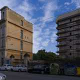 Raggiungiamo il secondo palazzo spostandoci sulla parallela corso Alcide De Gasperi. Qui, adiacente all�antico palazzo Zippitelli, si innalza l�altra parte del complesso totalmente imbracata dall�originaria impalcatura